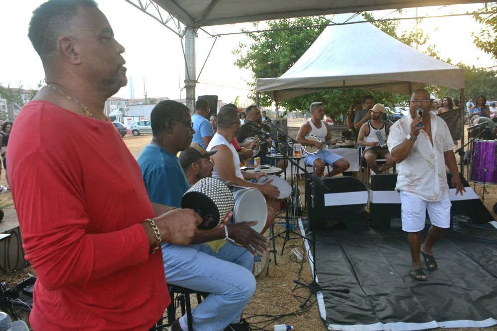 (Fotos) Resenha na Praça reúne famílias em tarde de samba e pagode no Total Ville